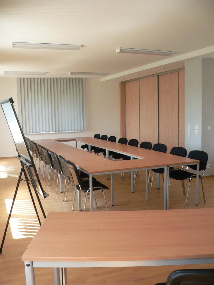 Modern ausgestatteter Seminar- / Schulungsraum bis mieten in Limbach-Oberfrohna – 2