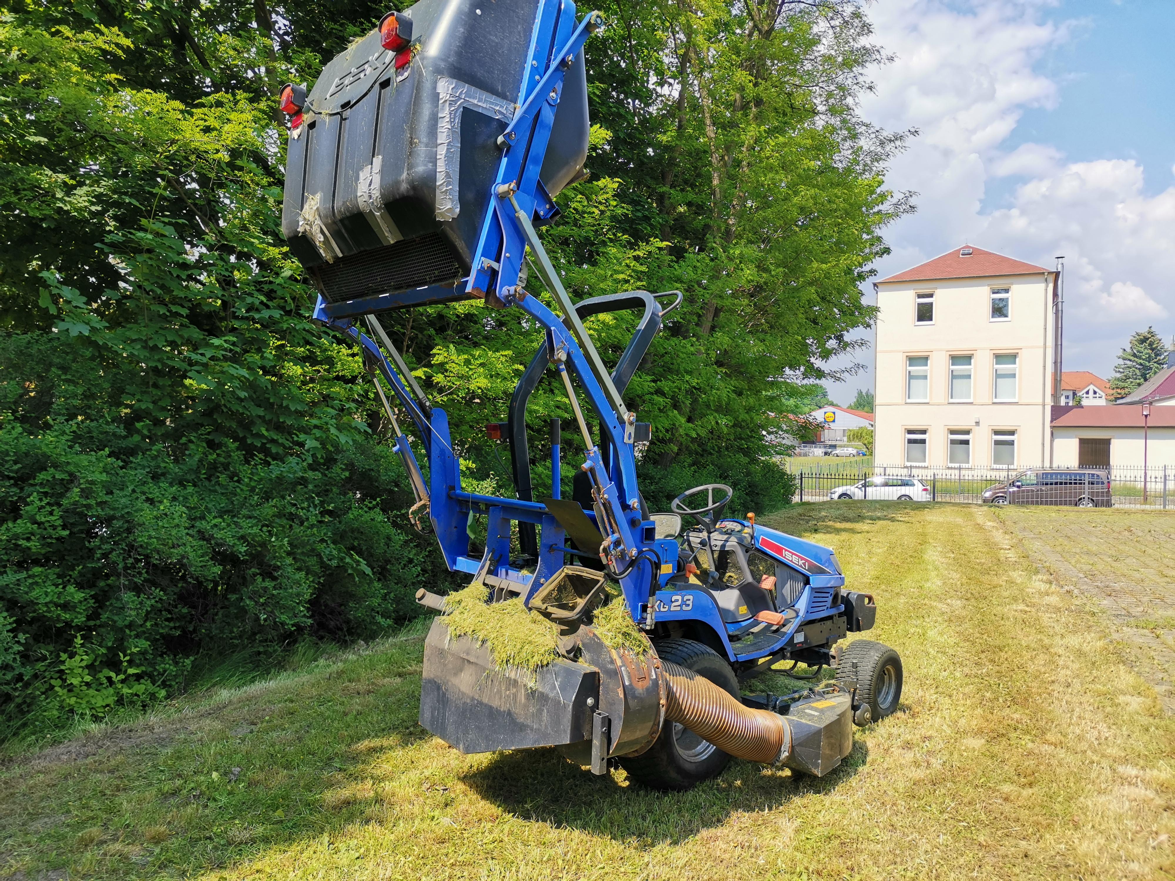 Iseki Rasentraktor mit Hochentladung mieten in Pulsnitz – Thumbnail 9