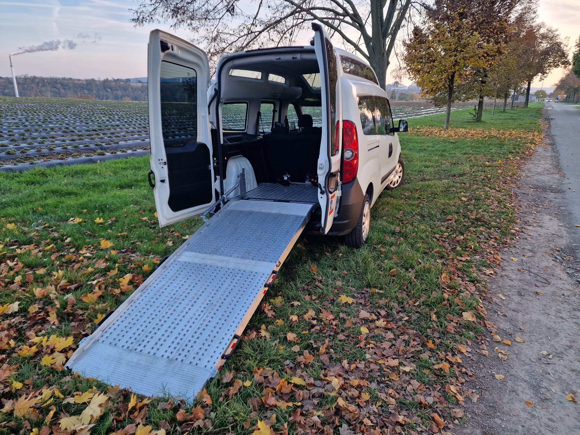 Rollstuhlauto Rollstuhltransporter Behindertengerecht mieten in Stuttgart – 2