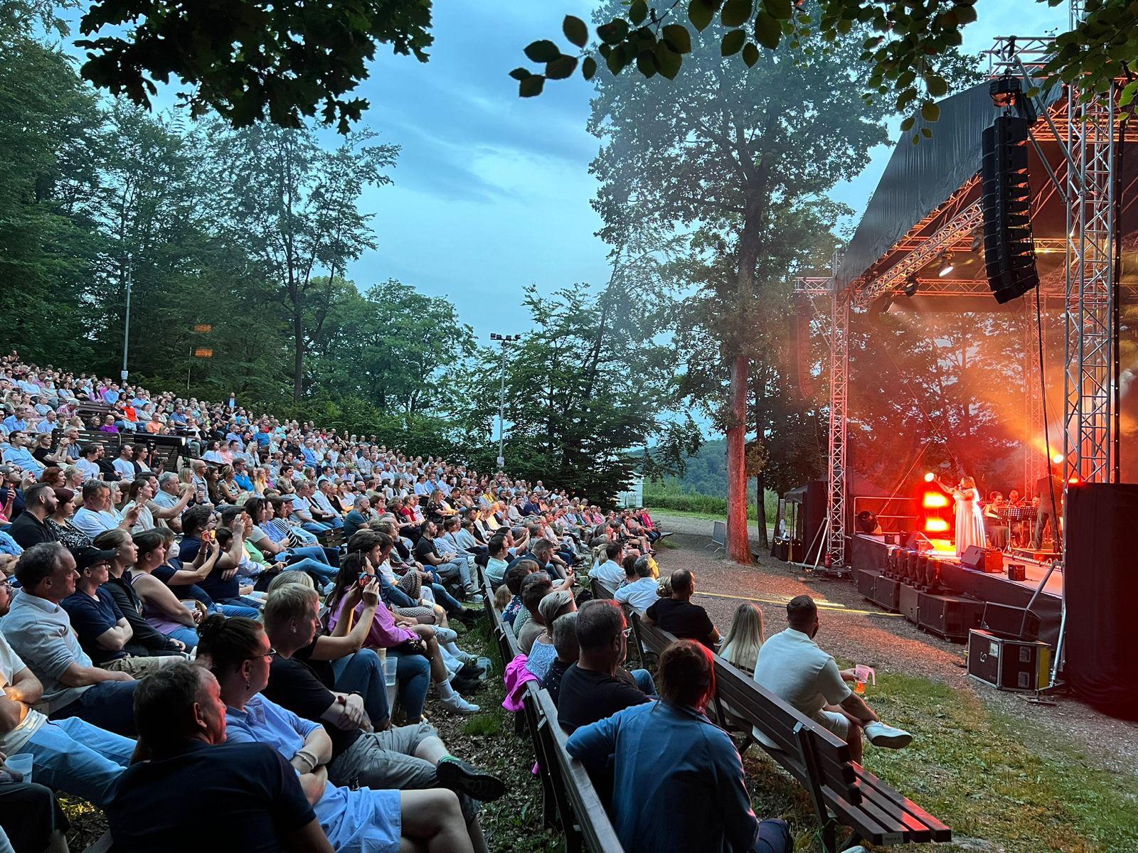 Open-Air Bühne 12x10m Satteldach mieten in Bad Pyrmont – 120-220m² – 2