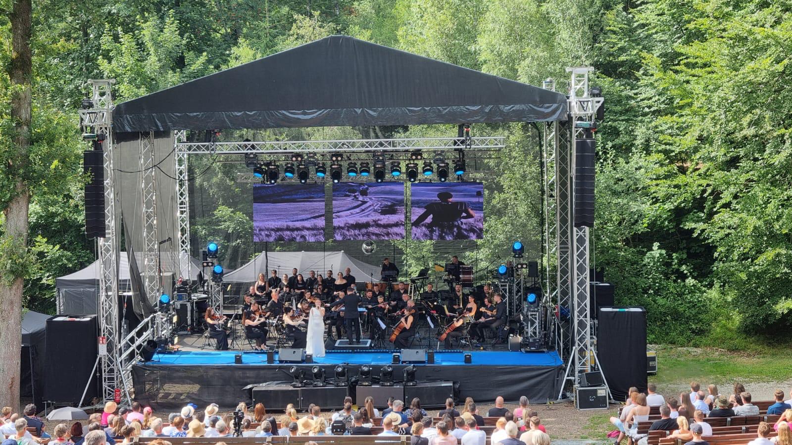 Open-Air Bühne 12x10m Satteldach mieten in Bad Pyrmont – 120-220m² – 3