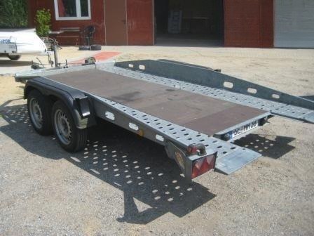Autotransportanhänger mit geschlossenem Boden mieten in Nahe
