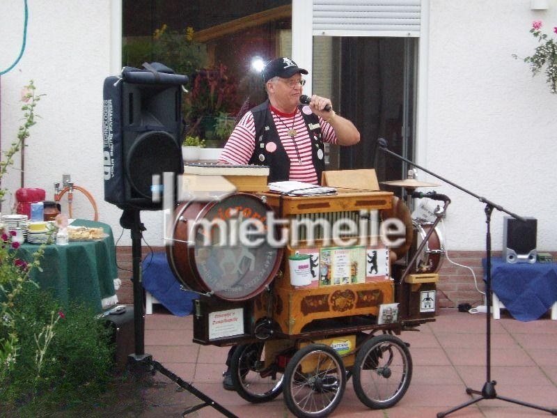 Drehorgel & Akkordeon Leierorje. Berliner Original buchen in Falkensee