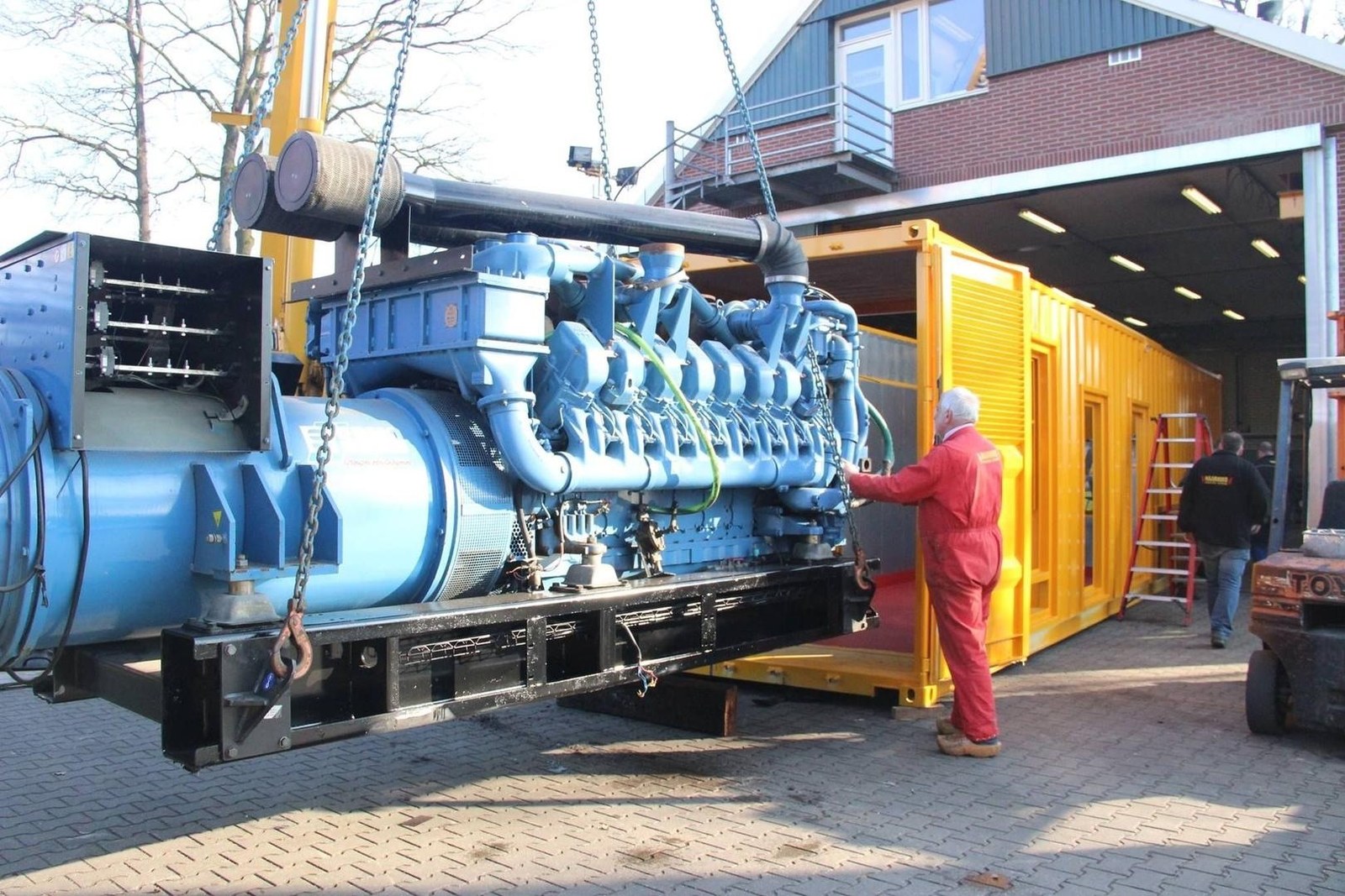 2000 kVA Stromerzeuger im Container schallgedämpft mieten in Neuenhaus