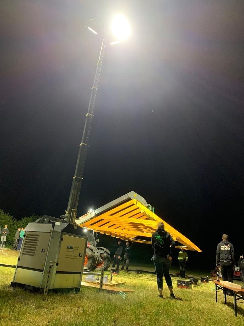 autarker Lichtmast 4x320W LED mit Dieselaggregat mieten in Neuenhaus – 2