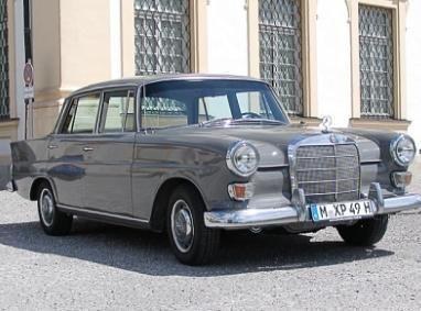Der Mercedes 230 Heckflosse mieten in Kirchheim bei München