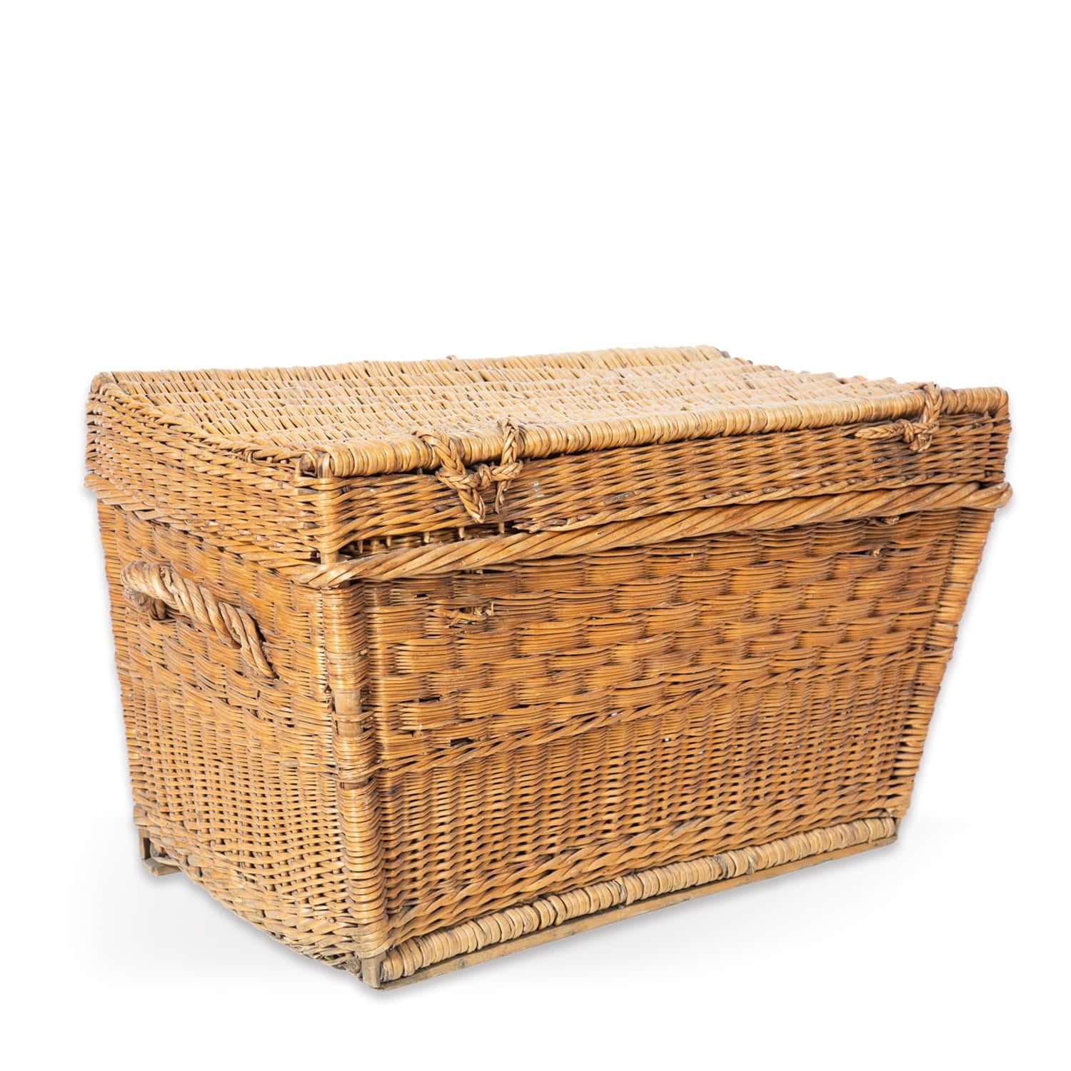 Rattan Truhe mieten in Berlin bei unserem Team