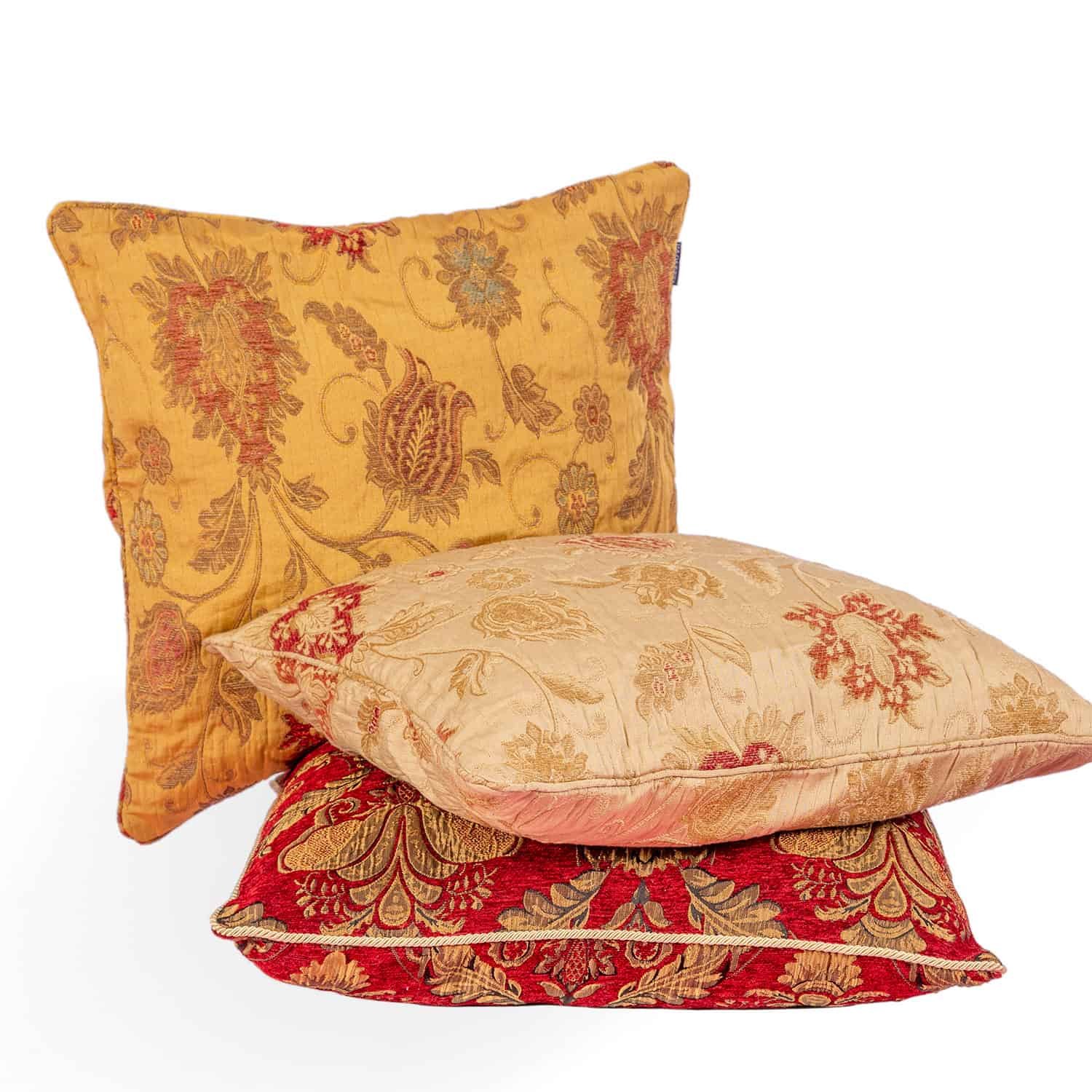 Kissen Barock Beige mieten in Berlin bei unserem Team