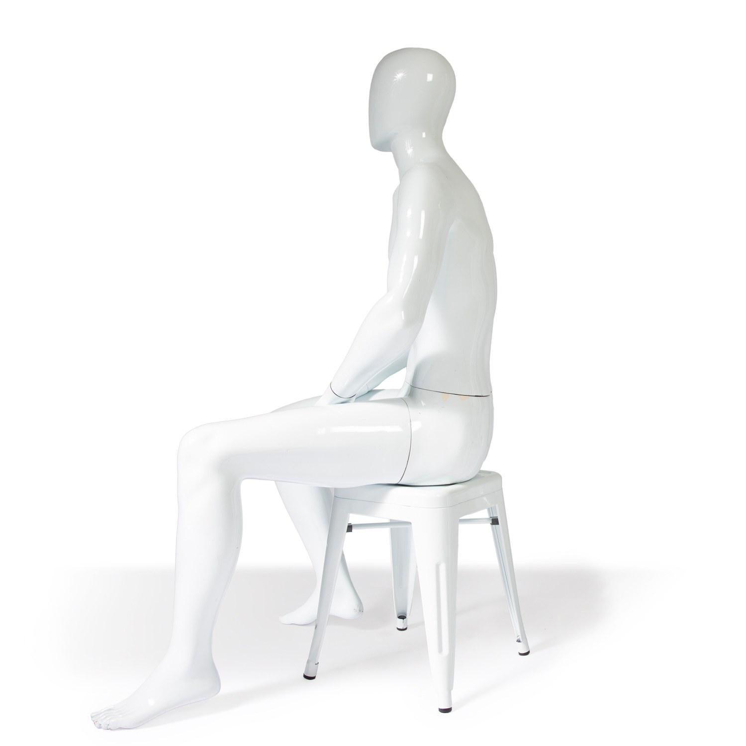 Schaufensterfigur männlich sitzend weiß-glossy mieten in Berlin – 2