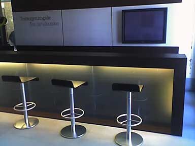 Barhocker Com weiss und braun mieten in Bergkirchen – 2