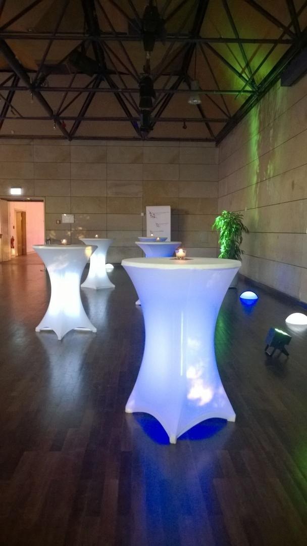 Stehtisch beleuchtet Ø 80cm mit Stretchhusse weiß / Akku LED Beleuchtu mieten