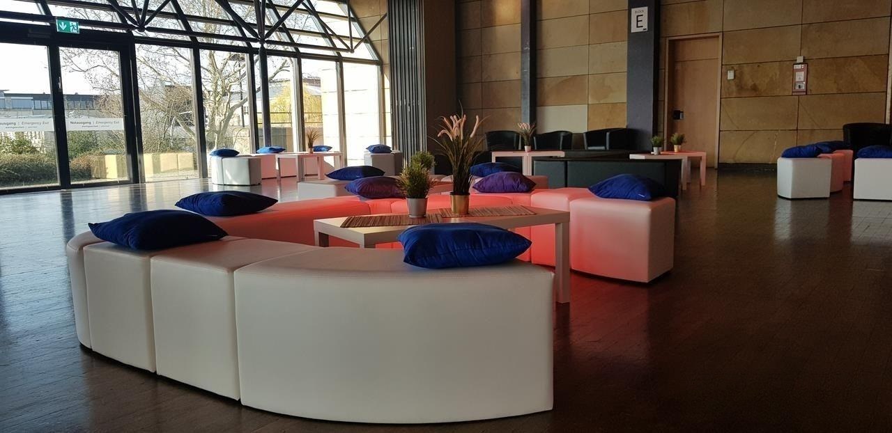Lounge Sitzelement / Sitzbank / Swing weiß curved 60 / 30 und 90 Grad mieten – 2
