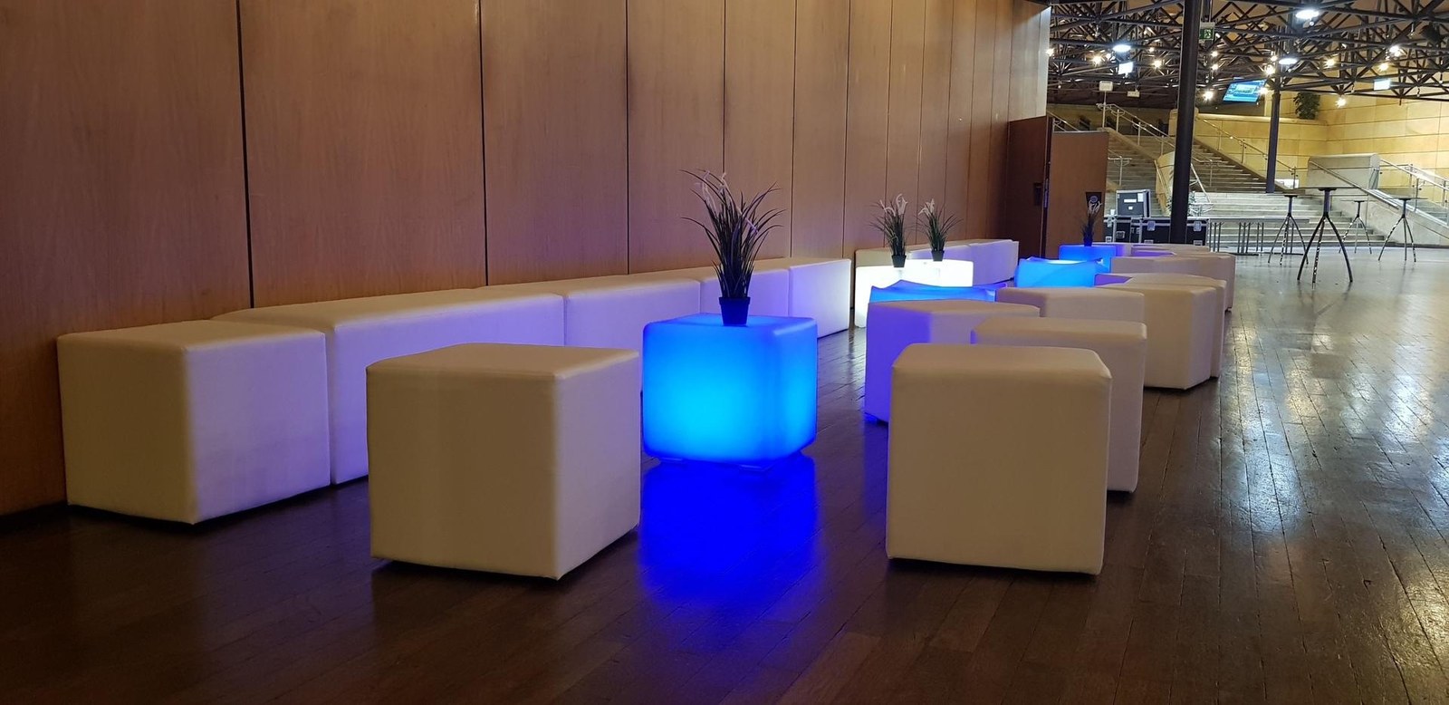Lounge Sitzwürfel / Sitzhocker/ Sitz Cube / schwarz+weiß mieten in Neunkirchen am Sand