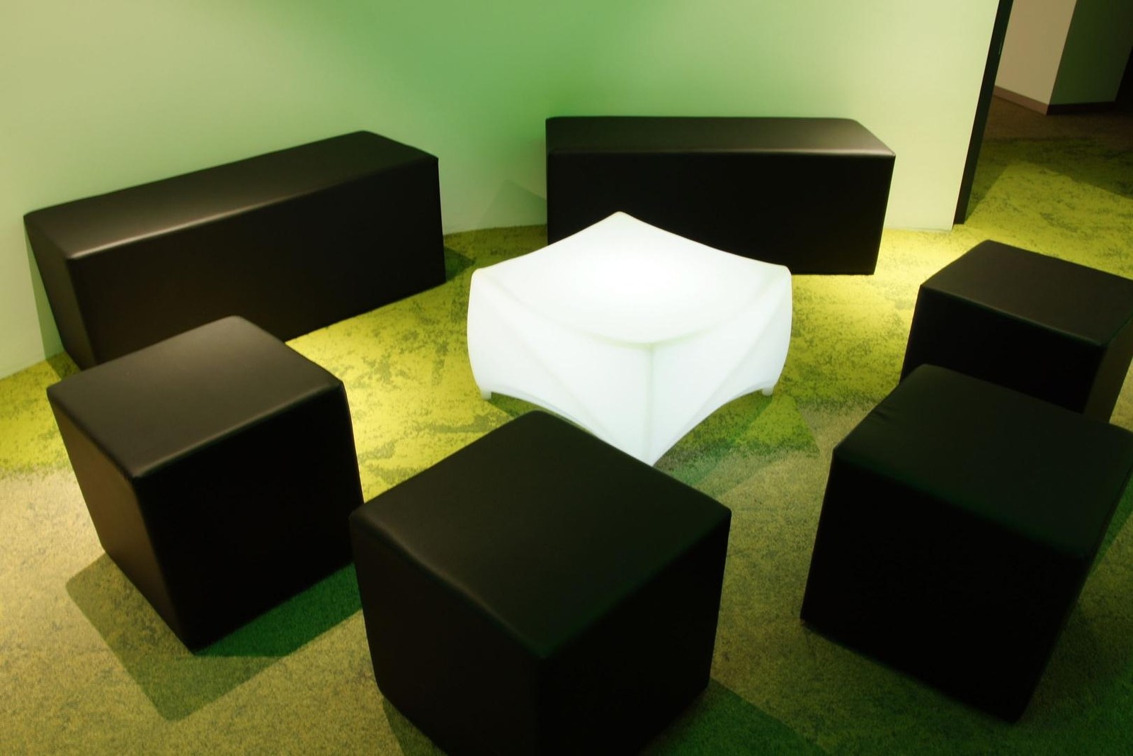 Lounge Sitzwürfel / Sitzhocker/ Sitz Cube / schwarz+weiß mieten in Neunkirchen am Sand – 2