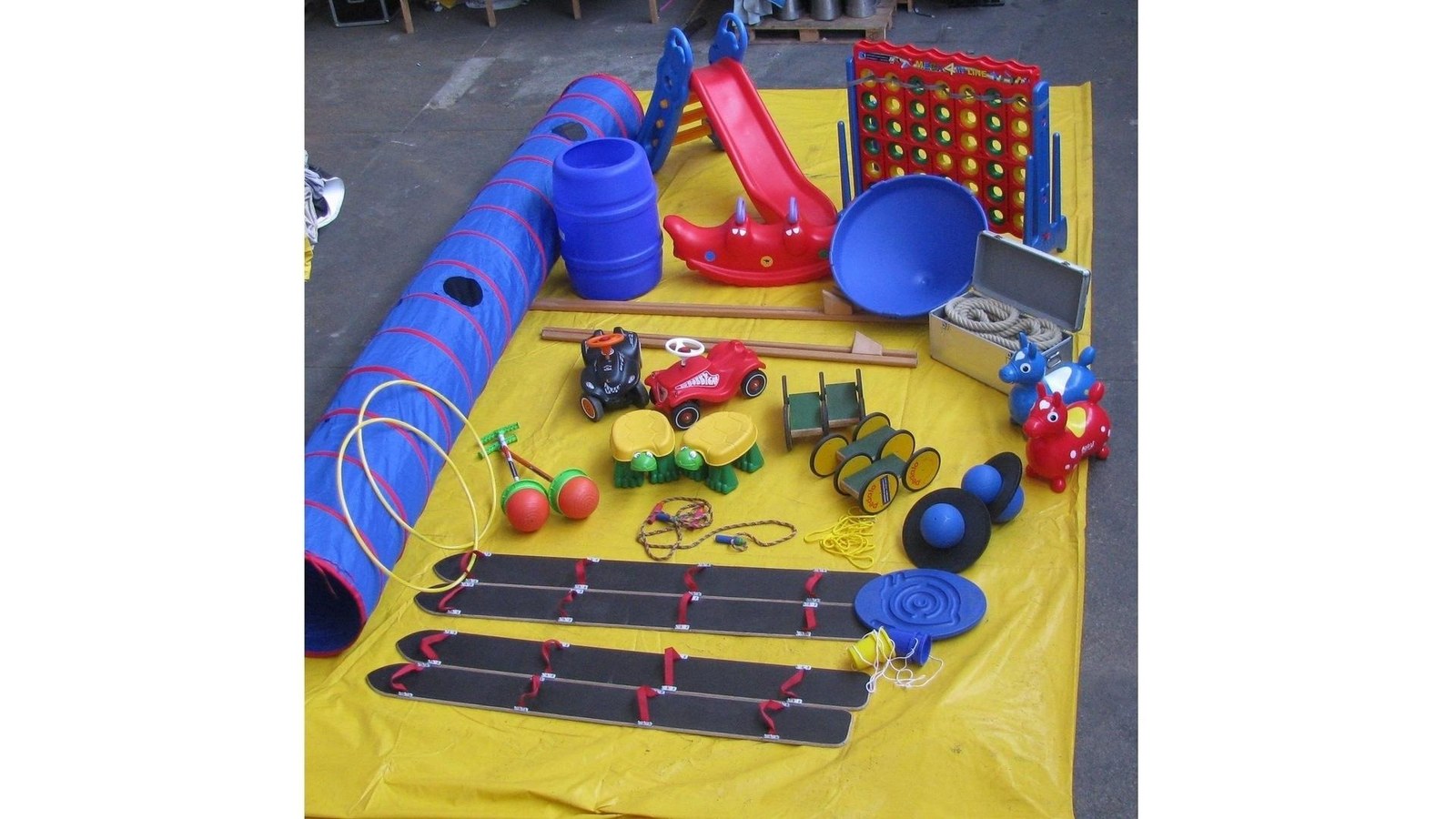 Spielgerätepaket / Bobbycar / Pedalo / Stelzen / Tunnel / Rutsche / Ta mieten in Hannover