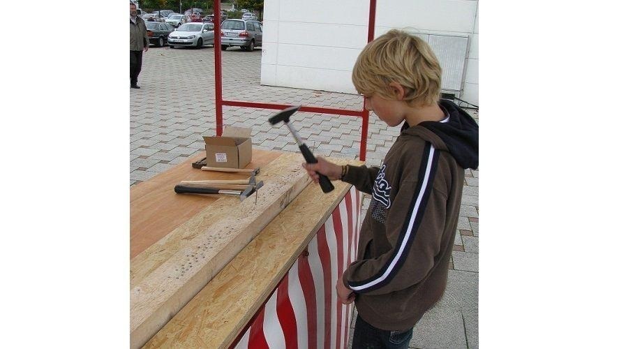 Nagelbalken im Marktstand mieten in Hannover