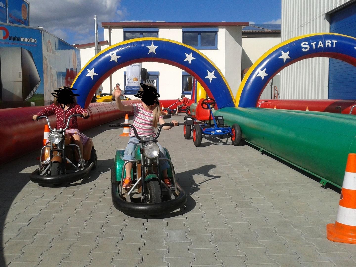 Kinder-Fahrschule mit Tretautos mieten in Böblingen