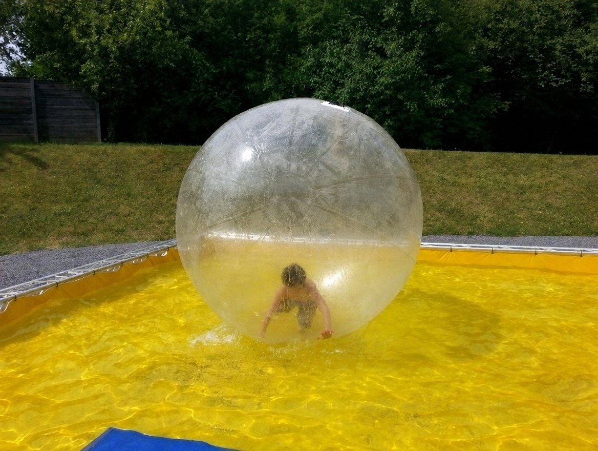 Aquazorb Bälle mit Becken mieten in Böblingen