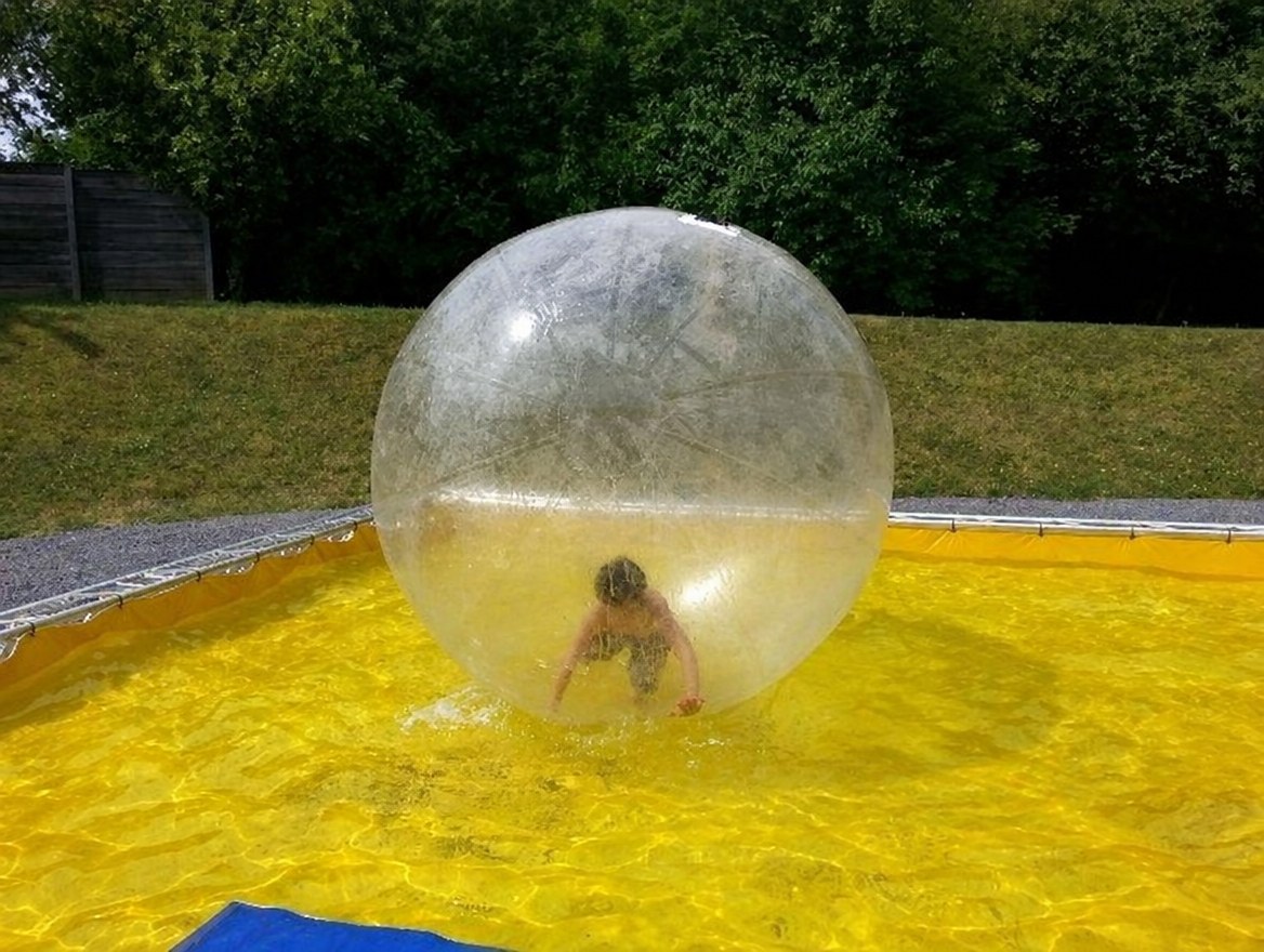 Aquazorb Bälle mit Becken mieten in Eibelstadt