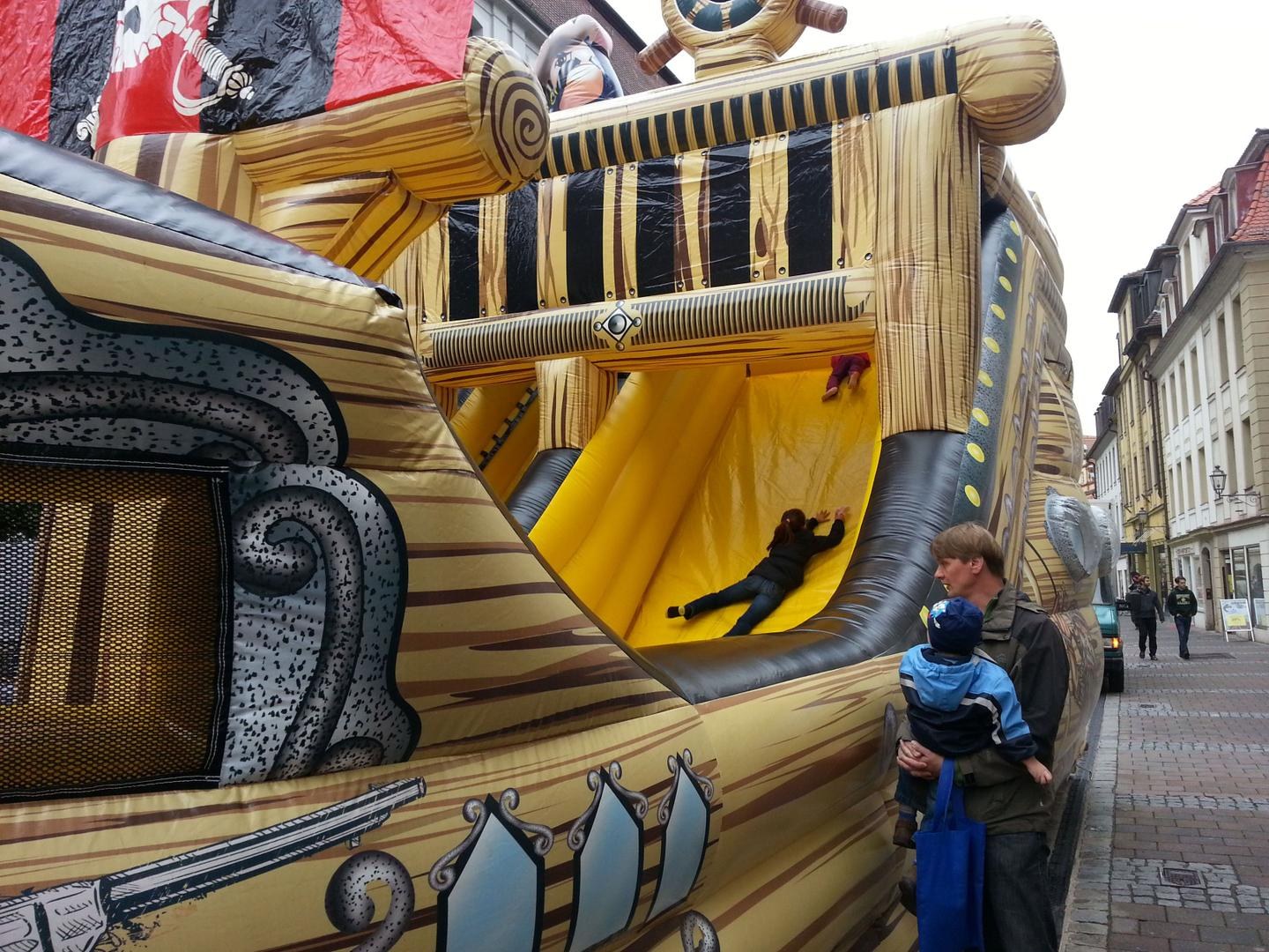 Hüpfburg Piratenschiff mega mit Rutsche mieten in Eibelstadt – 3