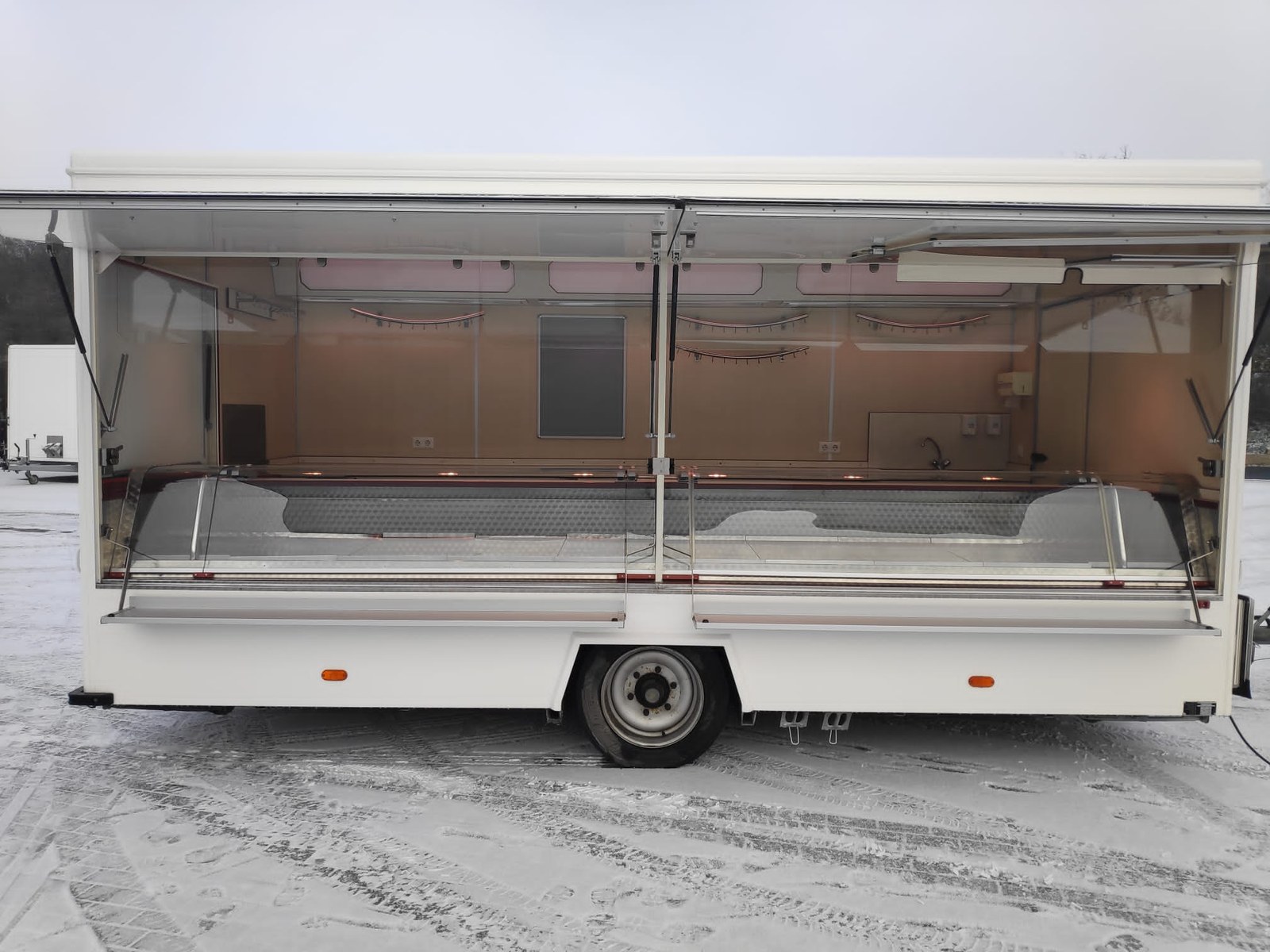 Wagen 3 – Kühlthekenanhänger mieten in Arnstein