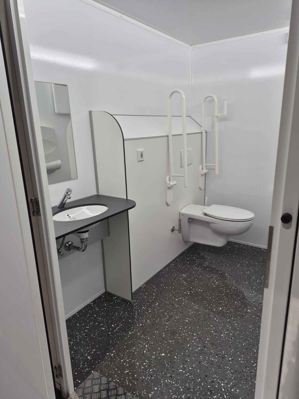 Wagen 10 – barrierefreier Toilettenwagen mieten in Arnstein
