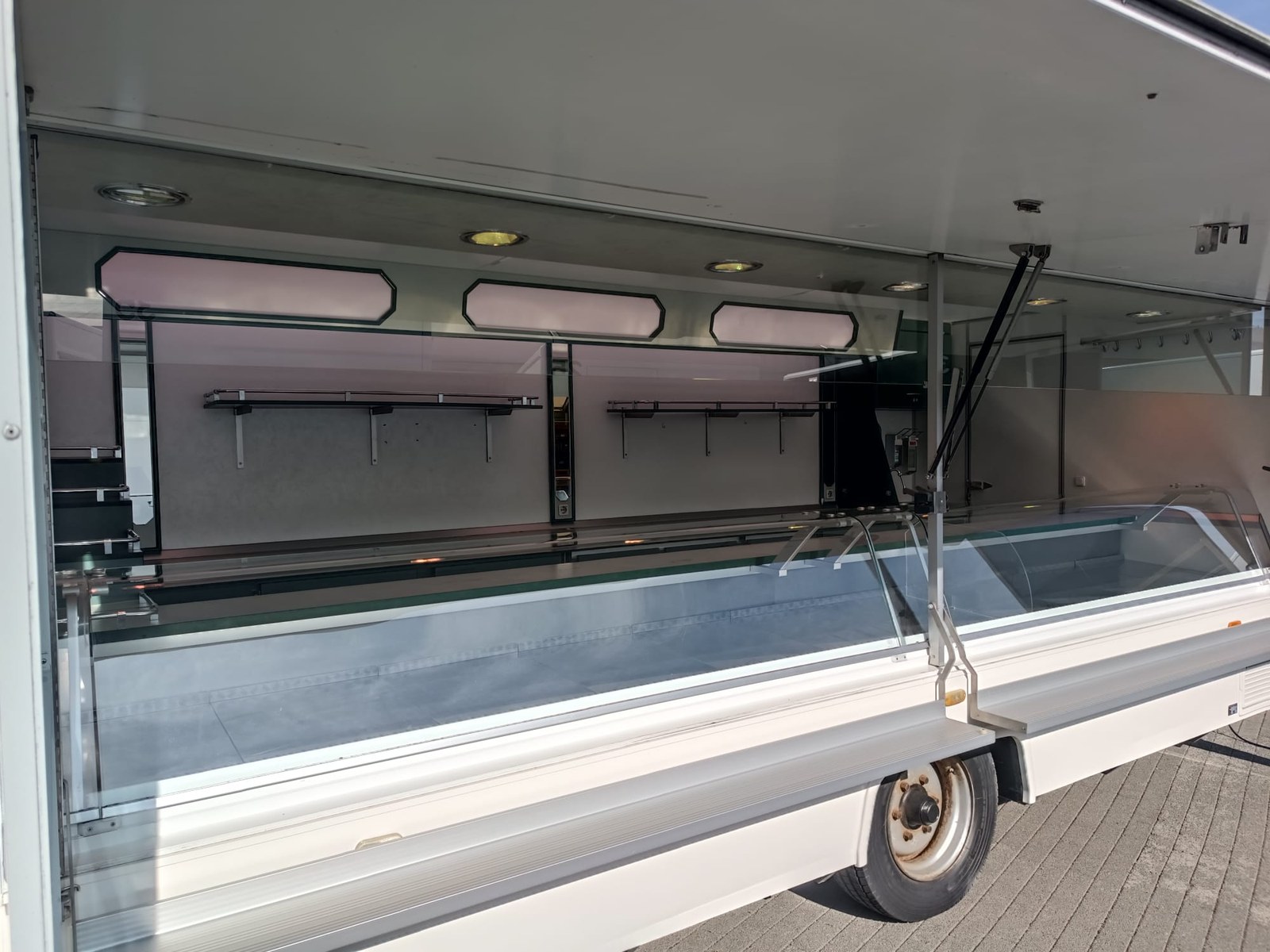 Wagen 28 – Kühlthekenanhänger mieten in Arnstein
