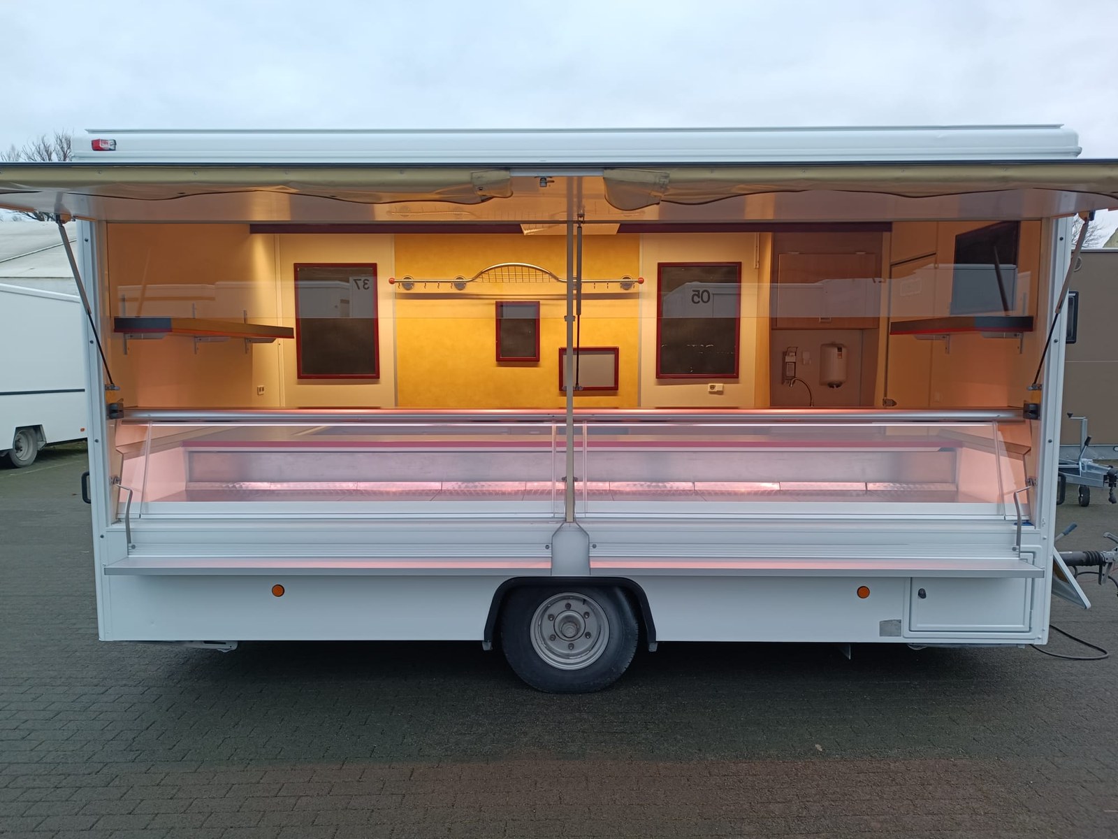 Wagen 25 – Kühlthekenanhänger mieten in Arnstein