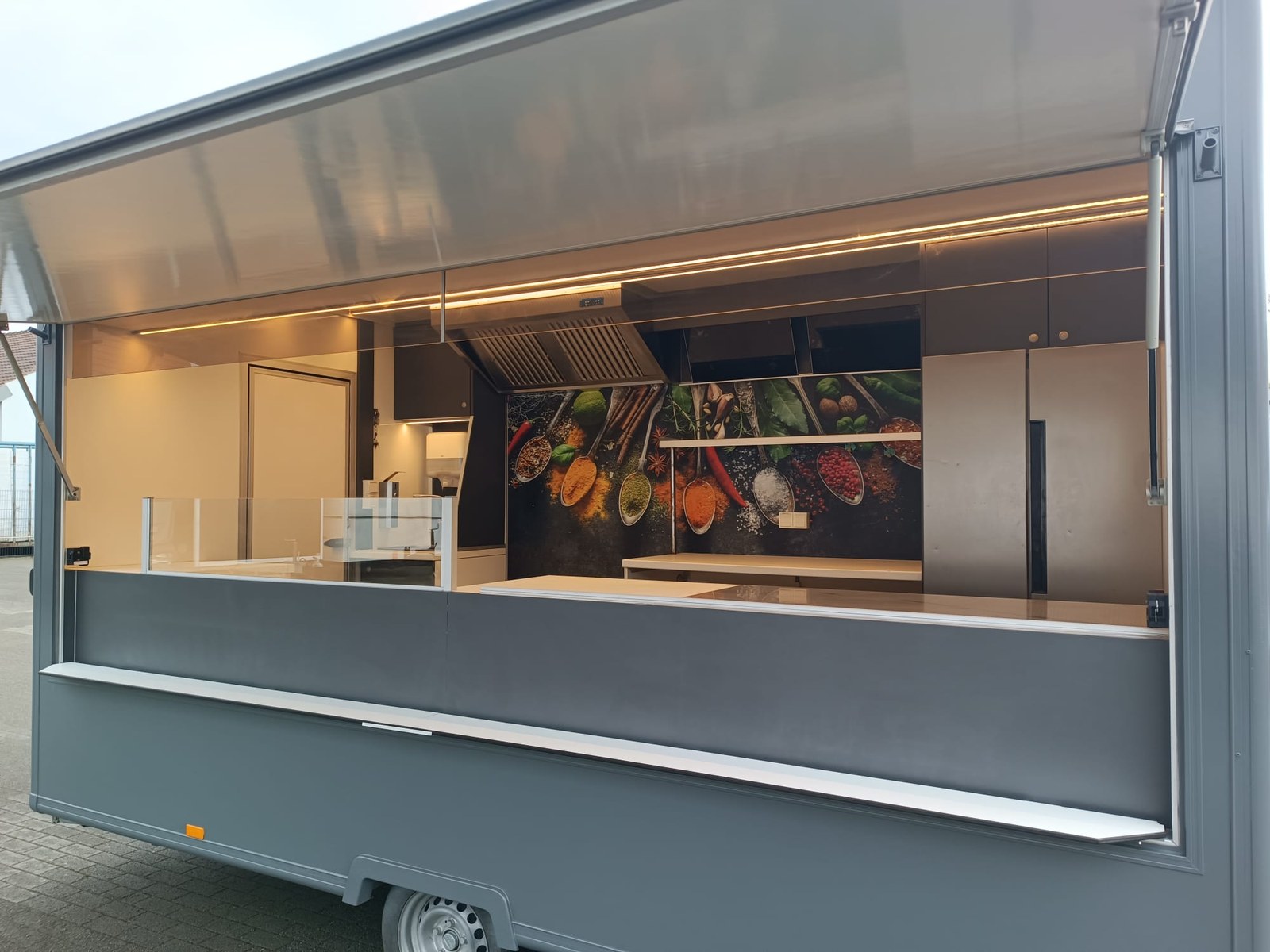 Wagen 2 – Imbisswagen mieten in Arnstein