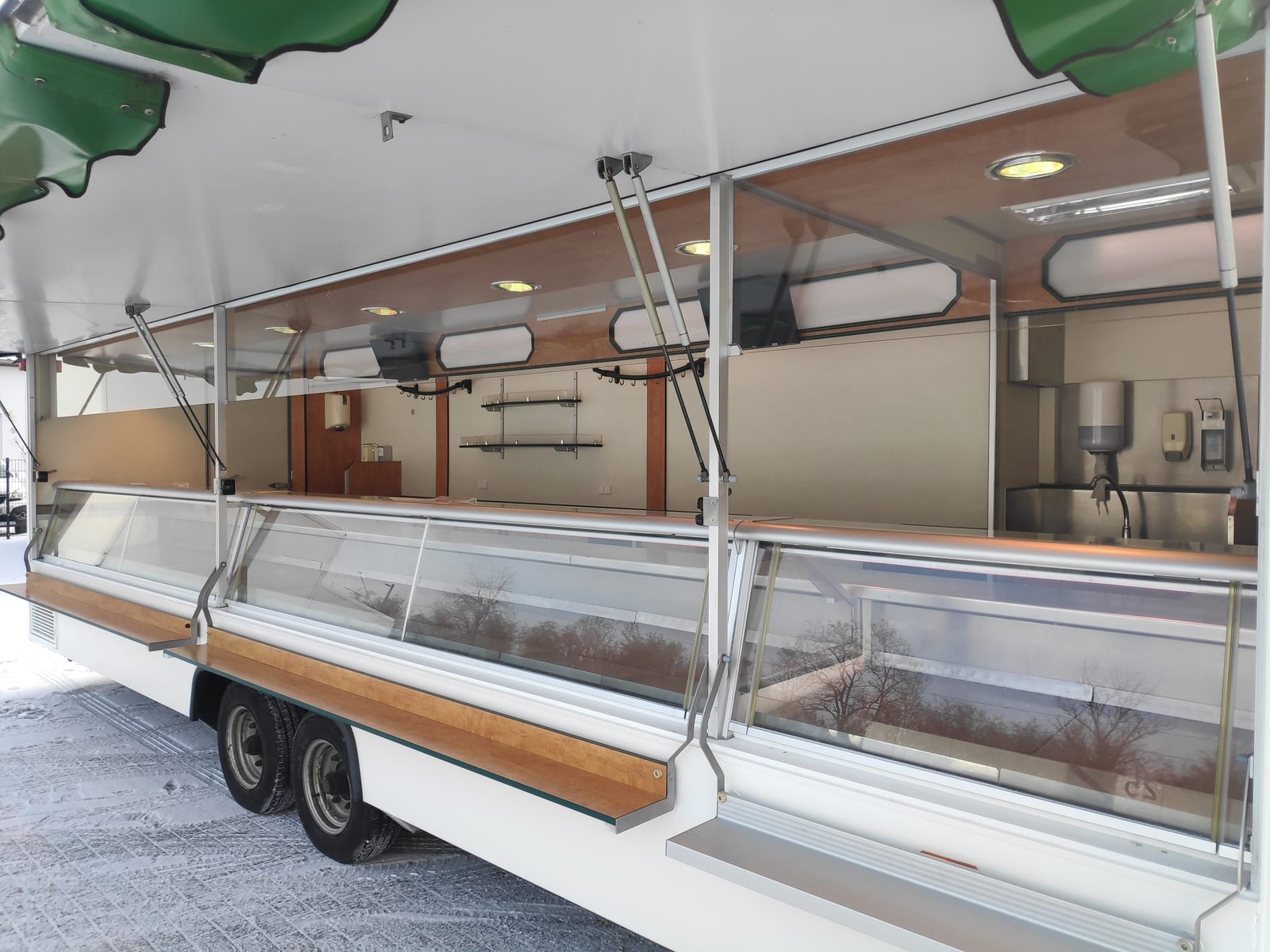 Wagen 8 – Kühlthekenanhänger mieten in Arnstein – 2