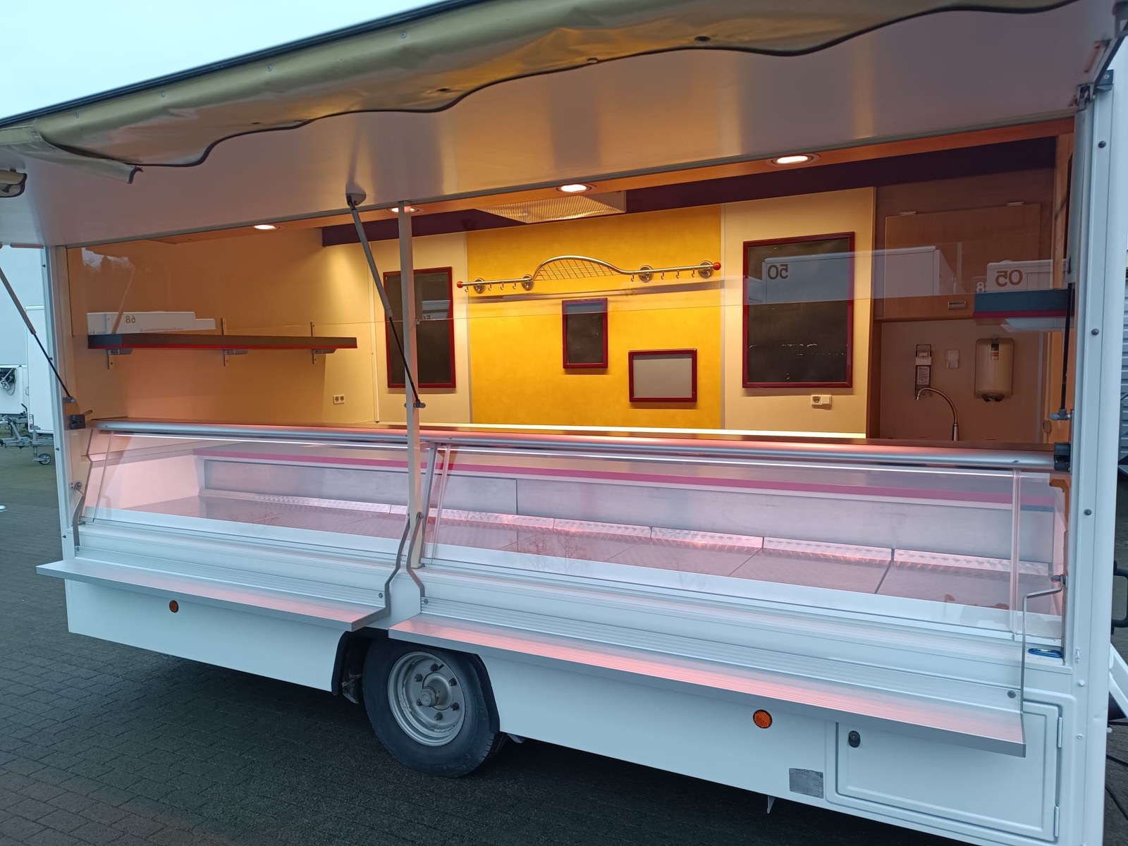 Wagen 25 – Kühlthekenanhänger mieten in Arnstein – 2