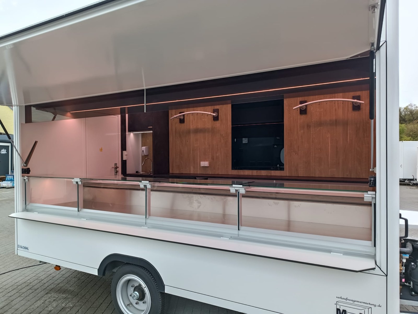 Wagen 50 – Kühlthekenanhänger mieten in Arnstein – 2