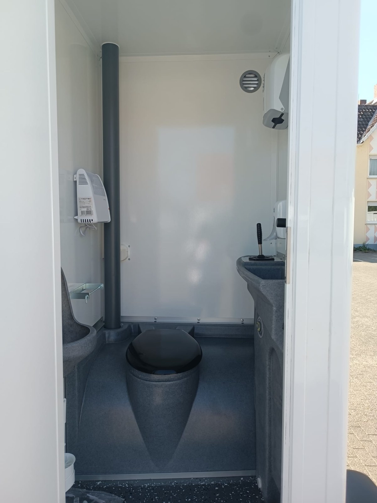 Wagen 20 – Toilettenanhänger mieten in Arnstein