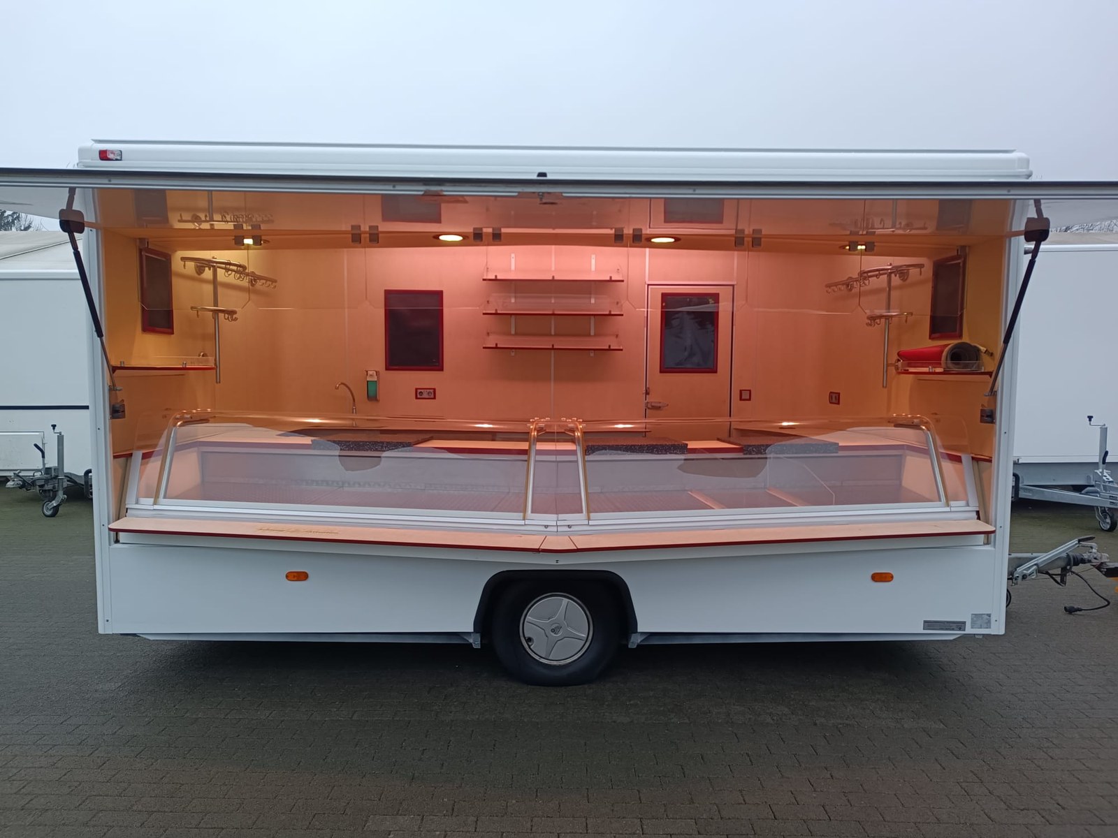 Wagen 13 – Kühlthekenanhänger mieten in Arnstein