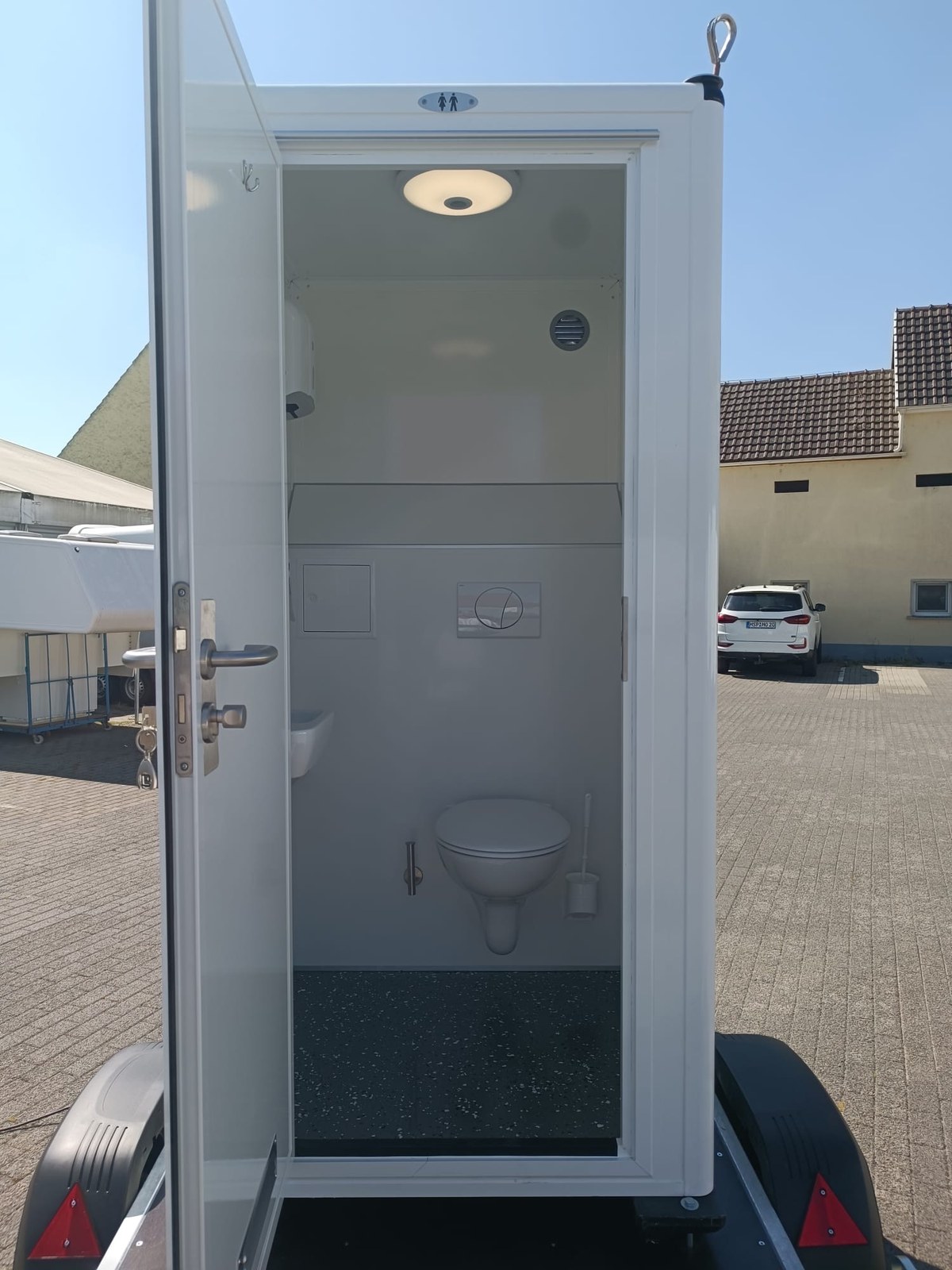 Wagen 19 – Toilettenanhänger mieten in Arnstein – 3