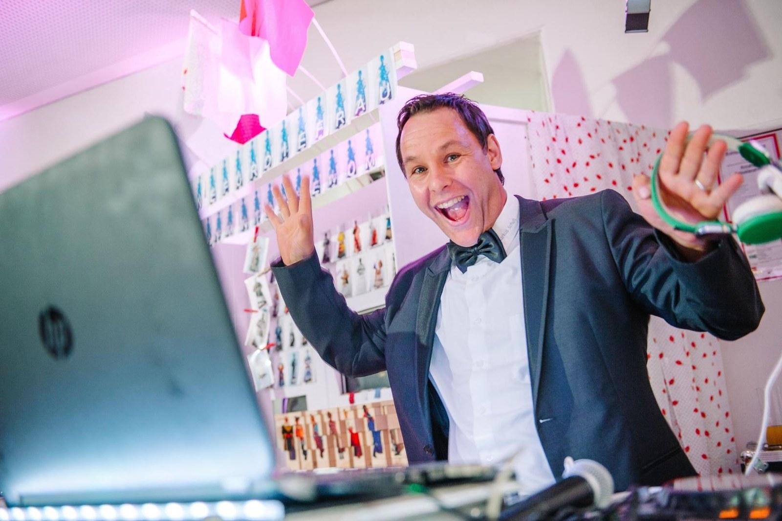 DJ für Weihnachtsfeier / Hochzeit / Firmenfeier / Geburtstage / Verein buchen