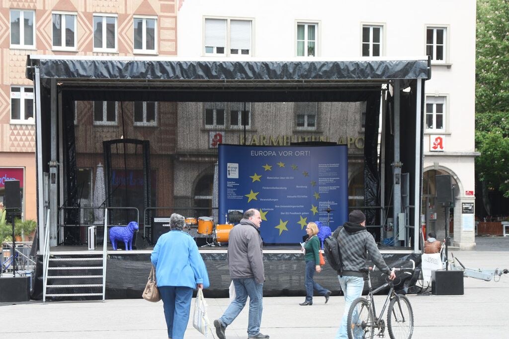 Buehne mit Dach 8x6x4,9m - Anhaenger mieten in Nürnberg
