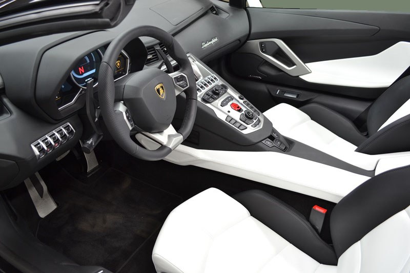 Lamborghini Aventador Roadster LP700-4 weiß mieten in Nürnberg – 2