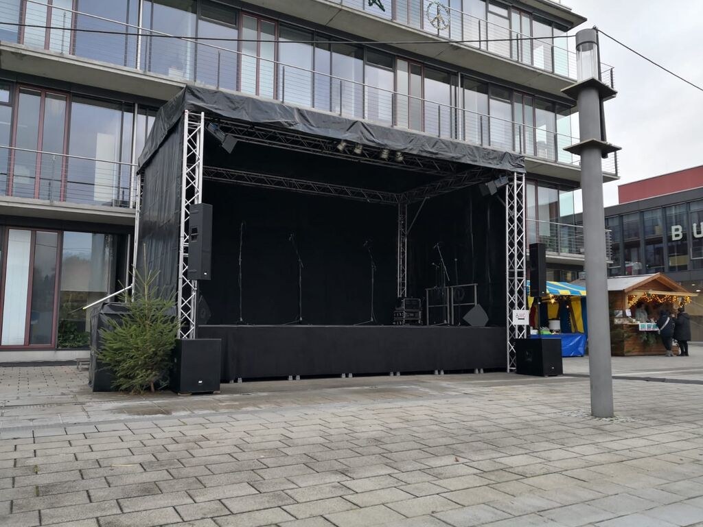 Buehne mit Dach 7x4x4,8m mieten in Nürnberg