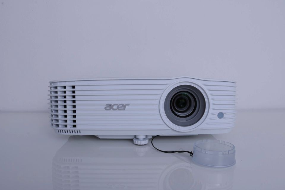 Heimkino Beamer 4K UHD 240 Hz N mieten bei Alex Events – 4