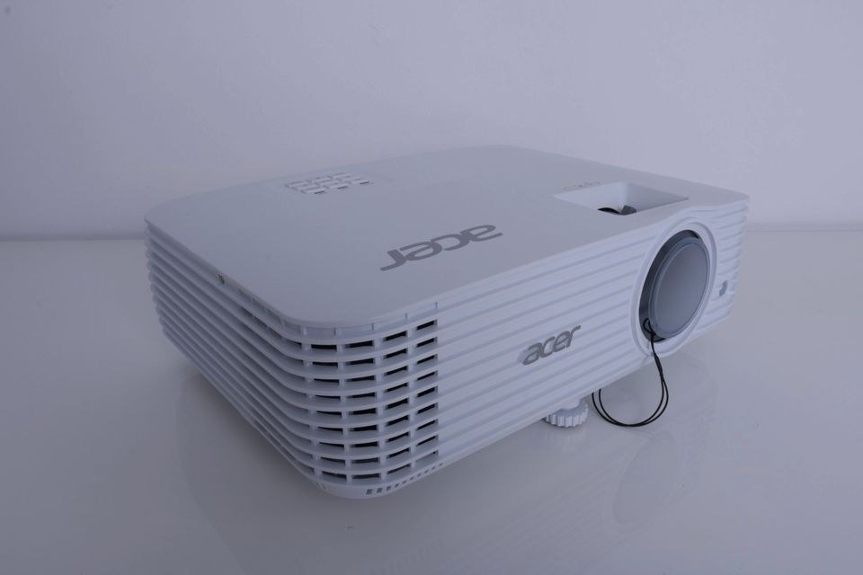 Heimkino Beamer 4K UHD 240 Hz N mieten bei Alex Events – 2