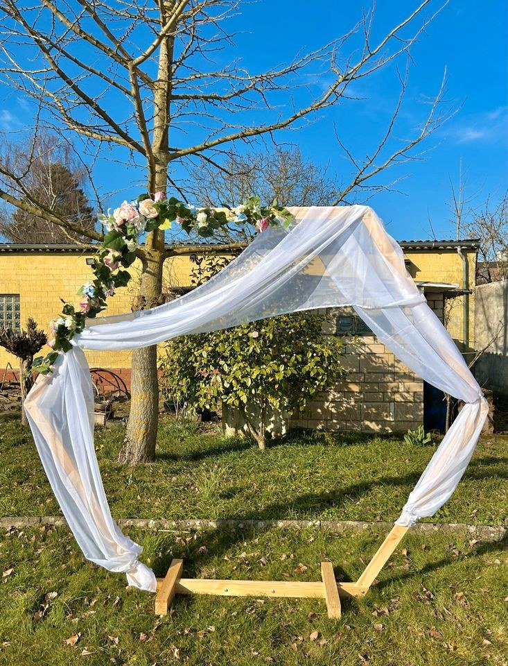 Traubogen Hexagon Holz N Trauung mieten in Kaarst – für die Hochzeit