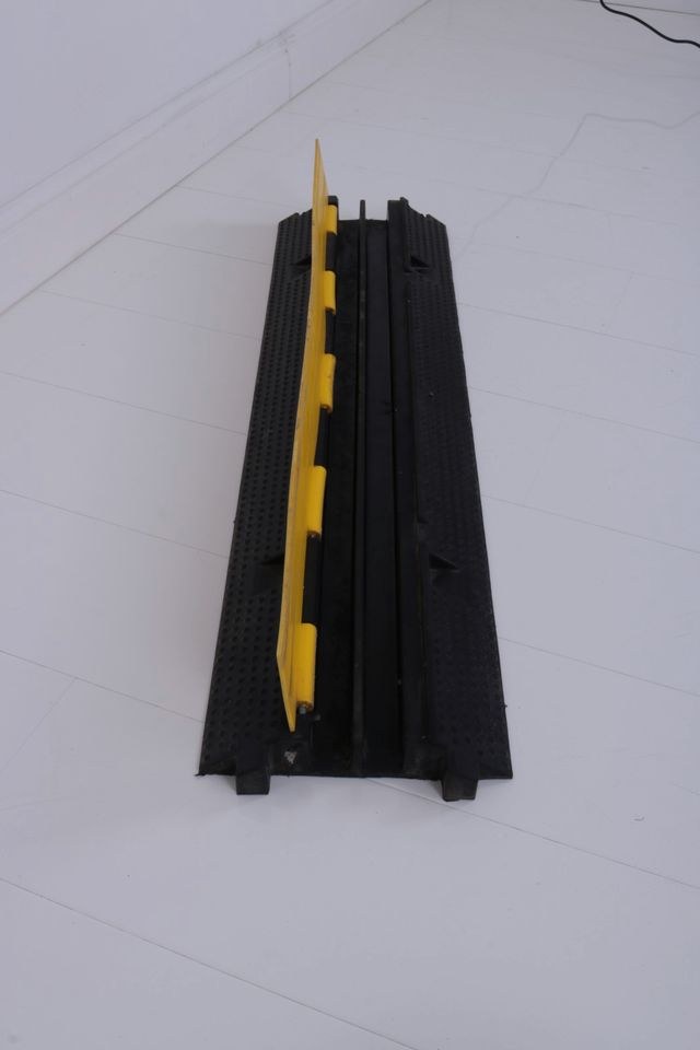 Kabelbrücke Schwarz Gelb 2 Kanäle N mieten bei Alex Events – 3