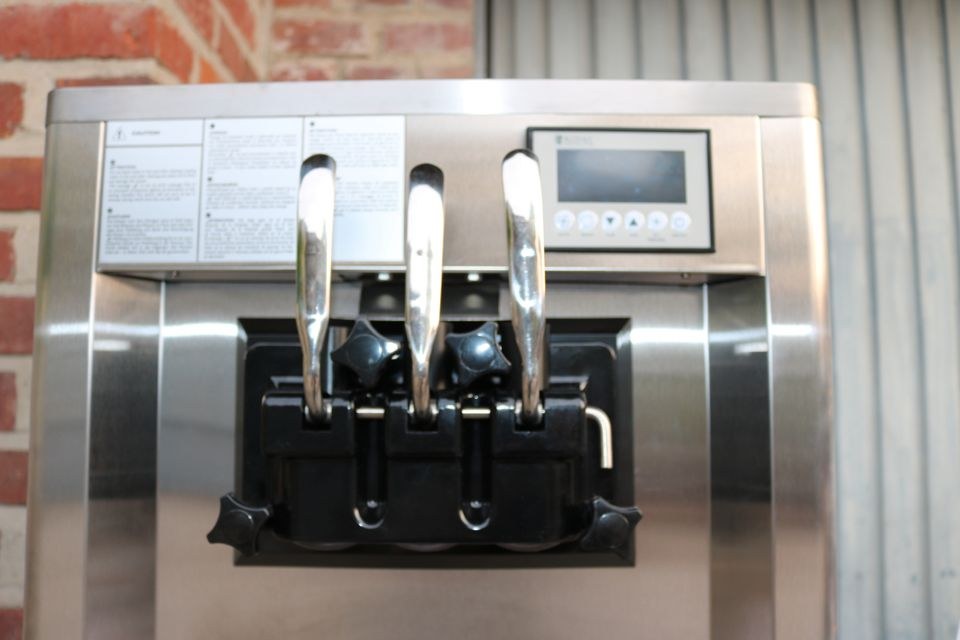 Professionelle Gastro Softeismaschine 23L Std N mieten bei Alex Events – 2