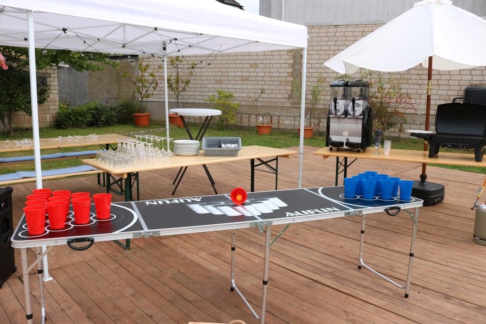 Mehrweg Bierpong Set rote blaue Becher Bälle N mieten bei Alex Events