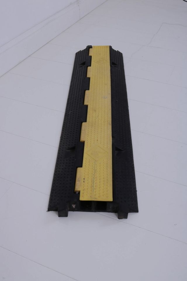Kabelbrücke Schwarz Gelb 2 Kanäle N mieten bei Alex Events – 4
