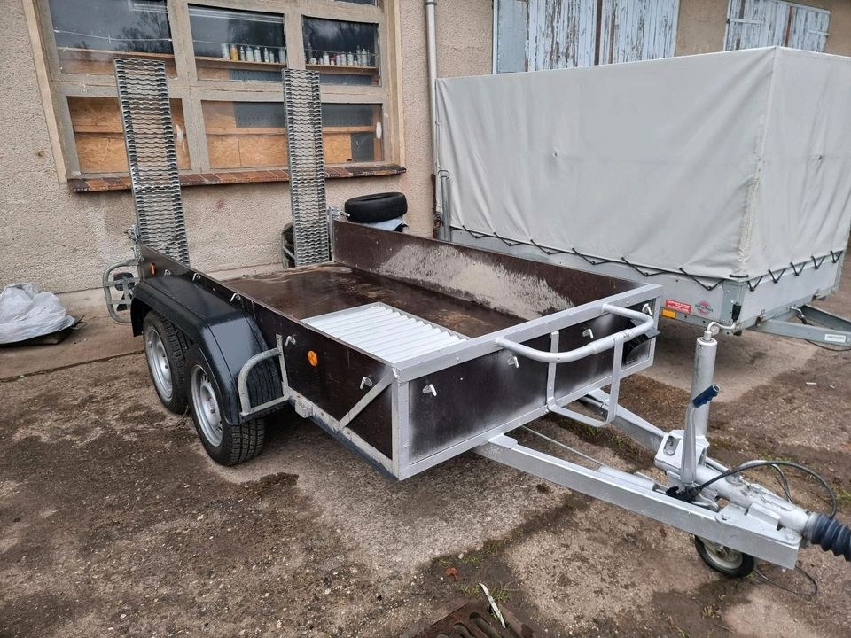 Anhänger Minibagger 1,4t Auffahrrampen Transport mieten in Borna – 3