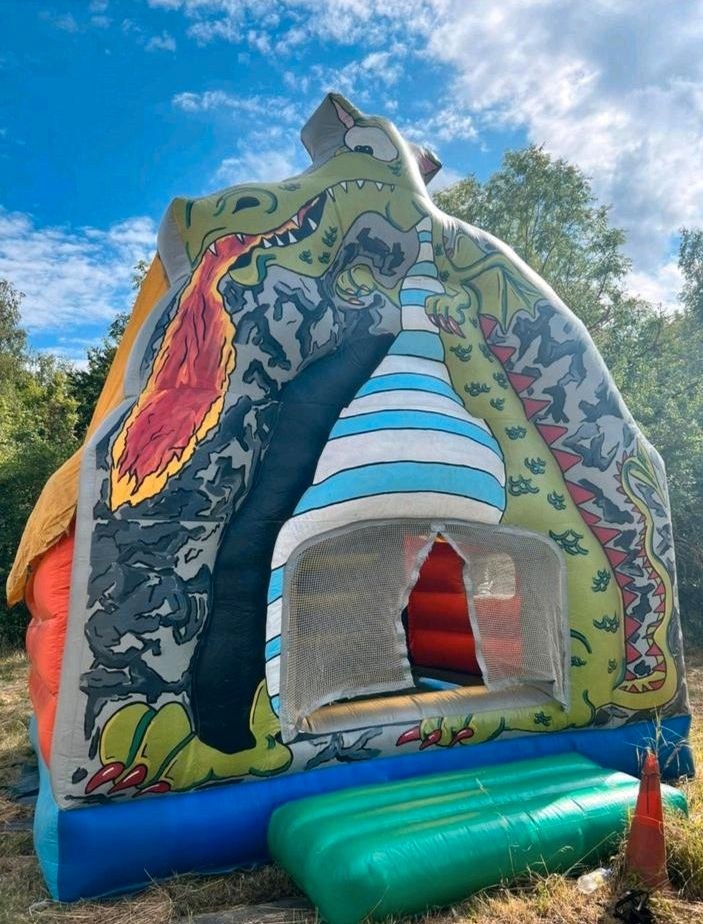 Hüpfburg Drachen Schulanfang Kinder mieten bei Automobile Guschel