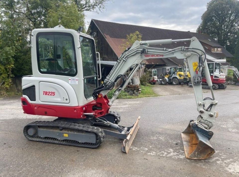 Bagger Minibagger 2,4t Takeuchi TB225 mieten in Aitrach – 3
