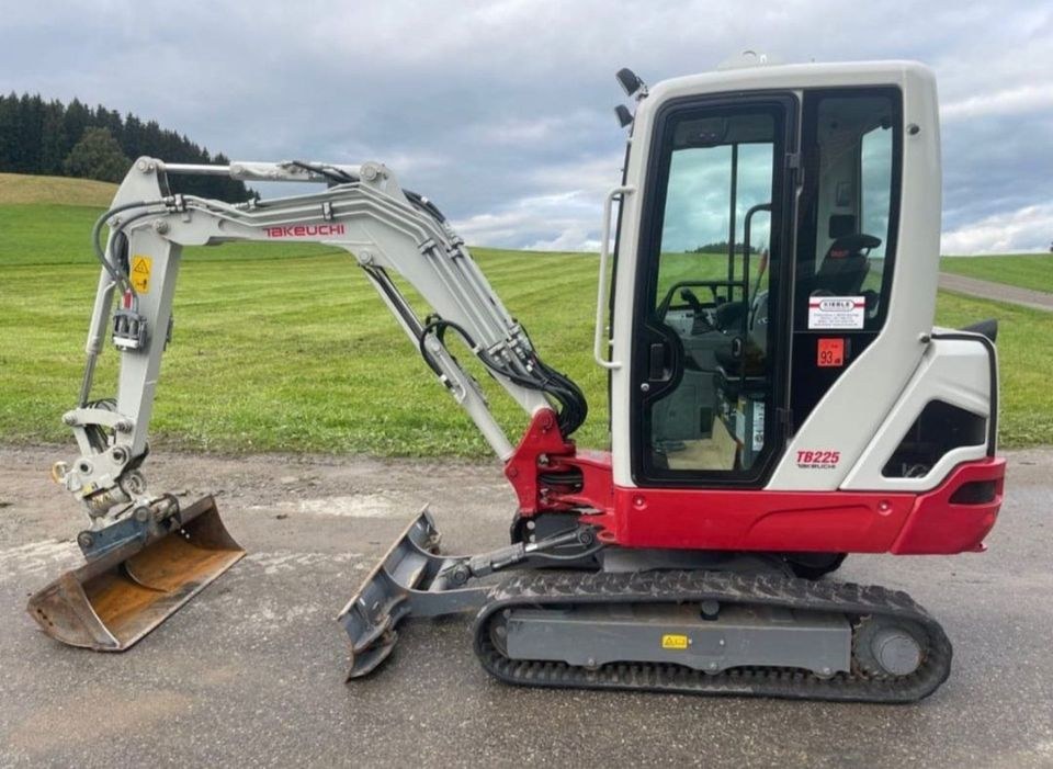 Bagger Minibagger 2,4t Takeuchi TB225 mieten in Aitrach